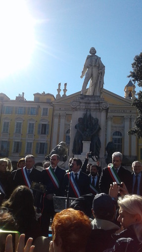 Nizza: garofani rossi sulla targa commemorativa del Presidente Sandro Pertini