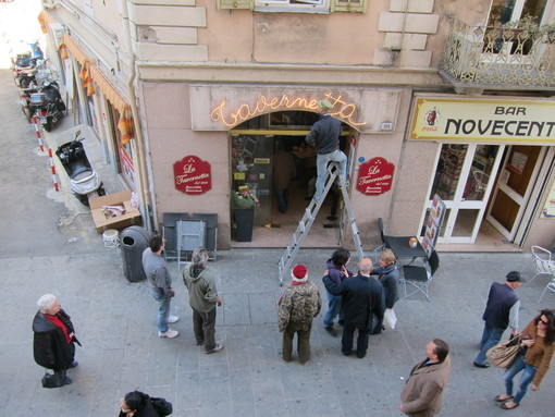 Sanremo: la storica insegna al neon de 'La Tavernetta' torna ad illuminare via Palazzo Sanremo: la storica insegna al neon de 'La Tavernetta' torna ad illuminare via Palazzo