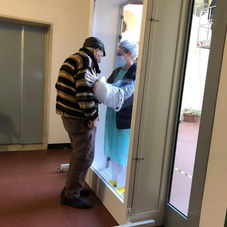 Pieve di Teco: anche alla casa di riposo 'Borrelli' è arrivato il Babbo Natale con ‘La Porta degli Abbracci’