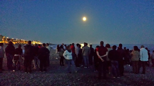 Vallecrosia: ieri sera in tanti in spiaggia a ‘rimirar le stelle’ in compagnia dell'Associazione Stellaria Vallecrosia: ieri sera in tanti in spiaggia a ‘rimirar le stelle’ in compagnia dell'Associazione Stellaria
