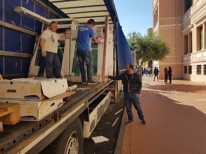 Ventimiglia: sono arrivate le nuove finestre delle scuole di via Vittorio Veneto, Campagna “Oggi inizieranno le operazioni di montaggio” (Foto)