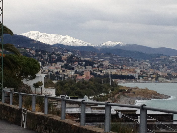 Le immagini di due lettori della nevicata a Sanremo e sul prato di San Romolo
