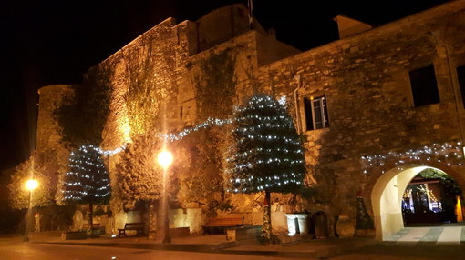 ‘Seguendo la stella’ per le vie del borgo: un Natale “a distanza” e auguri digitali, ma a Cervo rimane la magia ‘Seguendo la stella’ per le vie del borgo: un Natale “a distanza” e auguri digitali, ma a Cervo rimane la magia