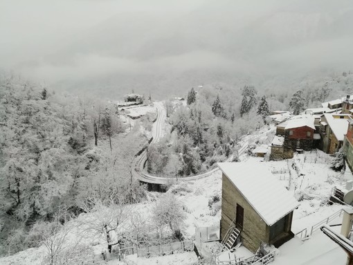 Maltempo neve sull'entroterra, tetti imbiancati ma nessun disagio (foto) Maltempo neve sull'entroterra, tetti imbiancati ma nessun disagio (foto)