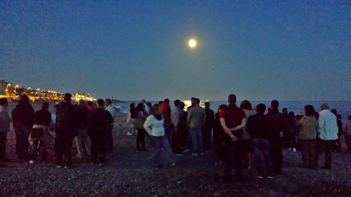 Vallecrosia: ieri sera in tanti in spiaggia a ‘rimirar le stelle’ in compagnia dell'Associazione Stellaria Vallecrosia: ieri sera in tanti in spiaggia a ‘rimirar le stelle’ in compagnia dell'Associazione Stellaria