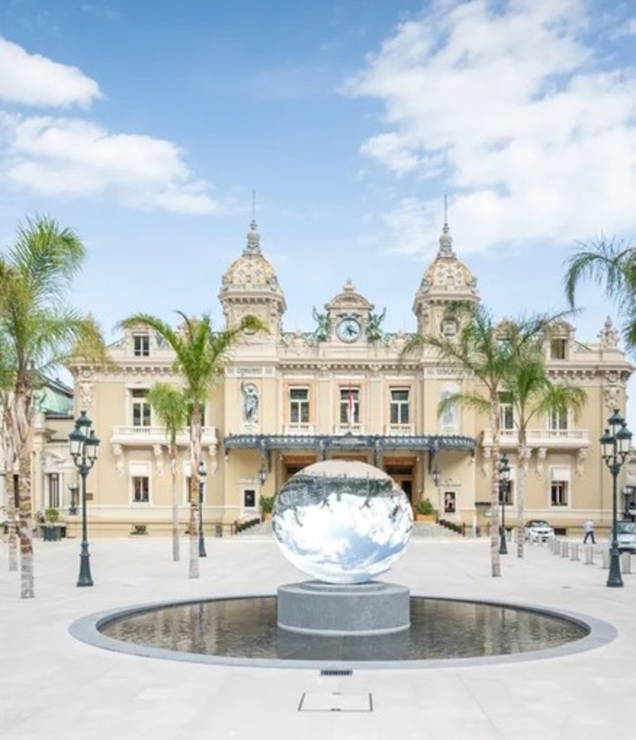 Uno dei luoghi simboli del Principato di Monaco si è rifatto il look: inaugurata la nuova piazza del Casinò Uno dei luoghi simboli del Principato di Monaco si è rifatto il look: inaugurata la nuova piazza del Casinò