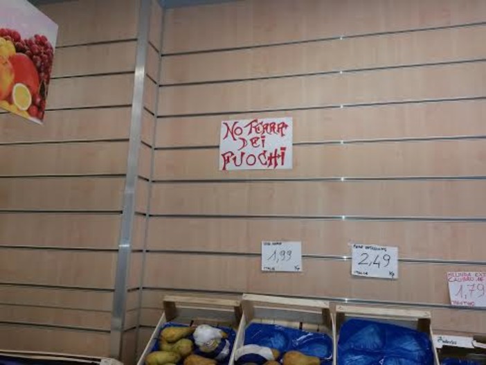"No terra dei fuochi". Dopo il fruttivendolo di Sanremo anche a Imperia c'è chi dichiara di non vendere prodotti a rischio contaminazione "No terra dei fuochi". Dopo il fruttivendolo di Sanremo anche a Imperia c'è chi dichiara di non vendere prodotti a rischio contaminazione