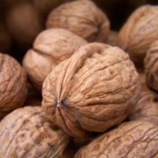 Noci di Sorrento vendute da napoletani con un camion, un lettore avverte "Non fatevi truffare!"
