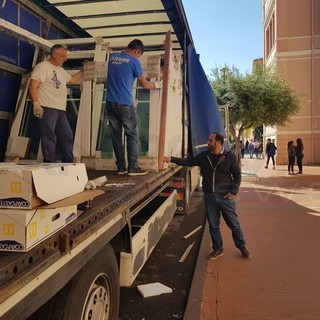 Ventimiglia: sono arrivate le nuove finestre delle scuole di via Vittorio Veneto, Campagna “Oggi inizieranno le operazioni di montaggio” (Foto)