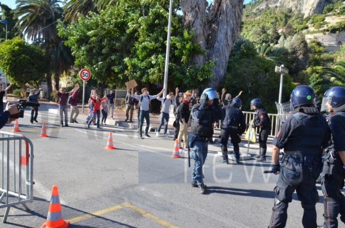 Ventimiglia: caos a Ponte San Ludovico, arrivano anche i No Borders francesi per portare da mangiare ai colleghi