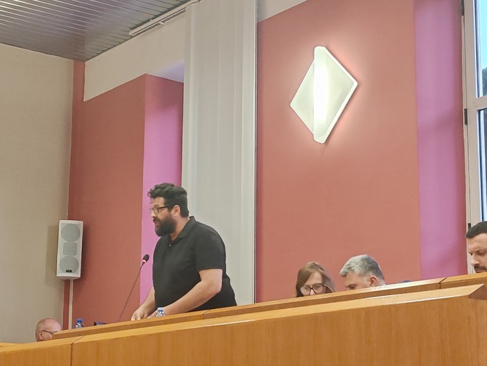 Ventimiglia, lavaggio strade: Martinetto propone di utilizzare l'acqua del Roia per risparmiare (Foto)