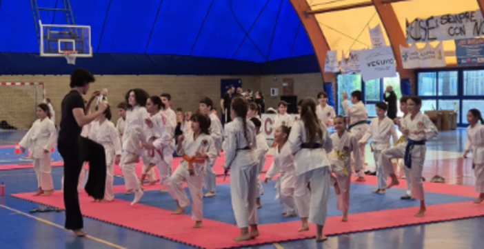 Arti marziali. "Natale sul Tatami", grande successo per l'allenamento intersociale Arti marziali. "Natale sul Tatami", grande successo per l'allenamento intersociale