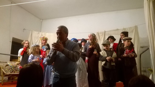 Triora: con più di 200 persone, successo oggi per la recita dei bimbi scuole elementari e materne Triora: con più di 200 persone, successo oggi per la recita dei bimbi scuole elementari e materne