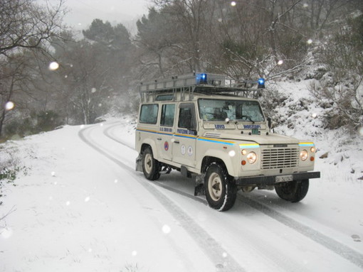 La protezione civile di Cervo libera alcune persone bloccate dalla neve tra Villa e Tovo Faraldi La protezione civile di Cervo libera alcune persone bloccate dalla neve tra Villa e Tovo Faraldi