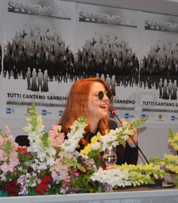 #Sanremo2016: Noemi ci svela cosa c'è nella sua borsa di cuore d'artista #Sanremo2016: Noemi ci svela cosa c'è nella sua borsa di cuore d'artista