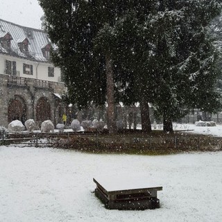 La nevicata in atto su Limone