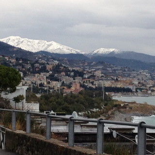Le immagini di due lettori della nevicata a Sanremo e sul prato di San Romolo Le immagini di due lettori della nevicata a Sanremo e sul prato di San Romolo