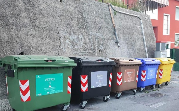 Raccolta differenziata, a Ventimiglia posizionate le nuove batterie (Foto)