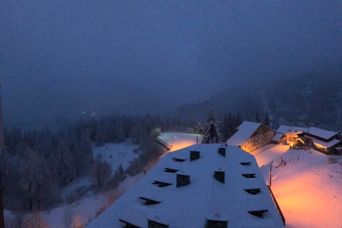 Fitta nevicata a Monesi, le immagini postate sui social mostrano l'entroterra imbiancato (foto e video) Fitta nevicata a Monesi, le immagini postate sui social mostrano l'entroterra imbiancato (foto e video)