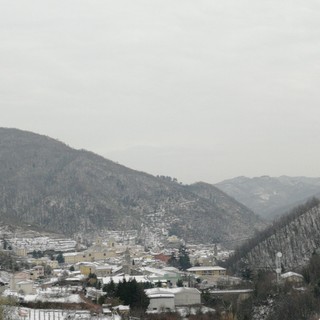Neve sull’imperiese, città ed entroterra imbiancati. Gli spartineve in azione, Carrega: “Impiegati 20 mezzi, attenzione domani al ghiaccio” (Foto)