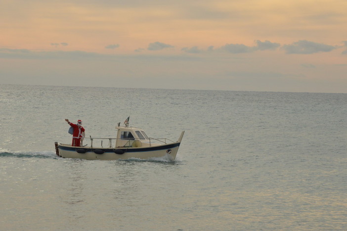 Vallecrosia: questa mattina sul lungomare Marconi è arrivato Babbo Natale Vallecrosia: questa mattina sul lungomare Marconi è arrivato Babbo Natale
