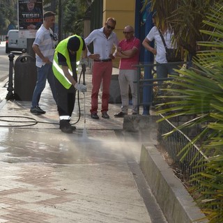 Sanremo: nuova idropulitrice a disposizione dell'Aimeri per il lavaggio dei marciapiedi delle vie del centro
