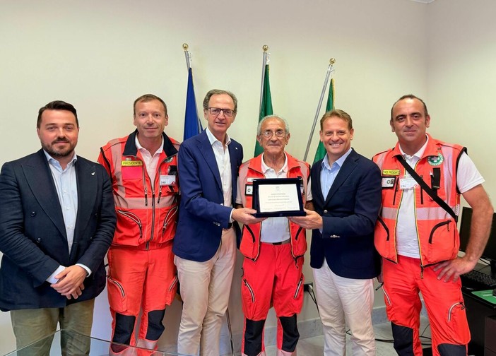 Cinquantuno anni al servizio della comunità: la Regione Liguria premia Dino Fontana, storico volontario della Croce Bianca di Imperia Cinquantuno anni al servizio della comunità: la Regione Liguria premia Dino Fontana, storico volontario della Croce Bianca di Imperia