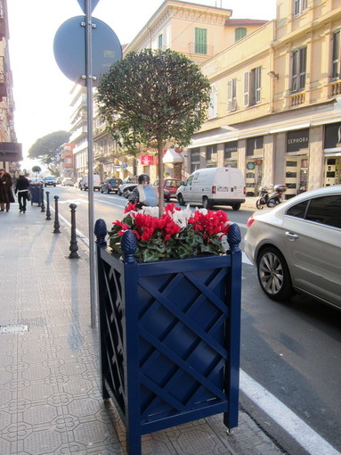 Sanremo: fioriere trascurate in via Roma. Il Sindaco "Sostituiremo i fiori ma la manutenzione spetta ai commercianti" Sanremo: fioriere trascurate in via Roma. Il Sindaco "Sostituiremo i fiori ma la manutenzione spetta ai commercianti"