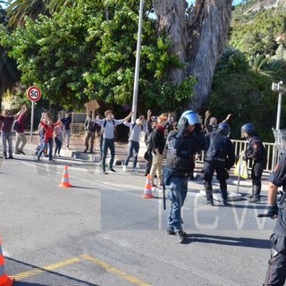 Ventimiglia: caos a Ponte San Ludovico, arrivano anche i No Borders francesi per portare da mangiare ai colleghi