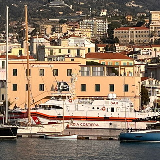 Sanremo: al porto vecchio sosta della nave ‘Aurelio Visalli’ Cp 422 della Guardia Costiera