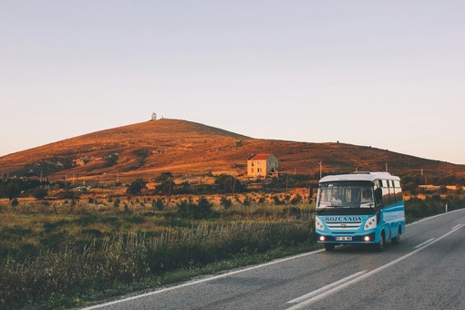 Il noleggio pulmini: un'opzione strategica per viaggi di gruppo