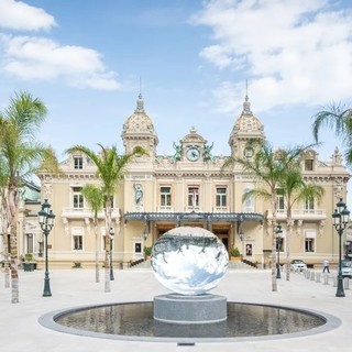 Uno dei luoghi simboli del Principato di Monaco si è rifatto il look: inaugurata la nuova piazza del Casinò