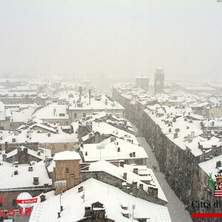 Sabato di neve: Colle di Tenda e Colle di Nava regolarmente aperti, mezzi spartineve in azione Sabato di neve: Colle di Tenda e Colle di Nava regolarmente aperti, mezzi spartineve in azione