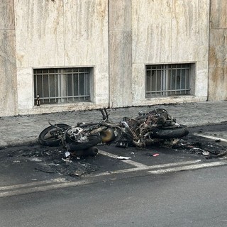 In foto le moto bruciate la scorsa notte in via Nino Bixio