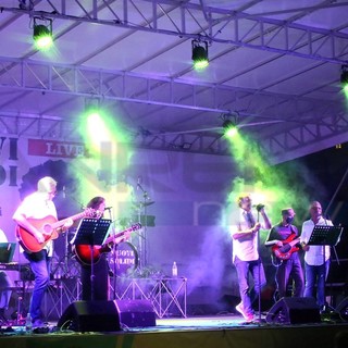 Bordighera: grande successo ieri sera ai Giardini Lowe per il concerto dei Nuovi Solidi (foto)