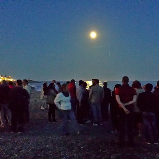 Vallecrosia: ieri sera in tanti in spiaggia a ‘rimirar le stelle’ in compagnia dell'Associazione Stellaria