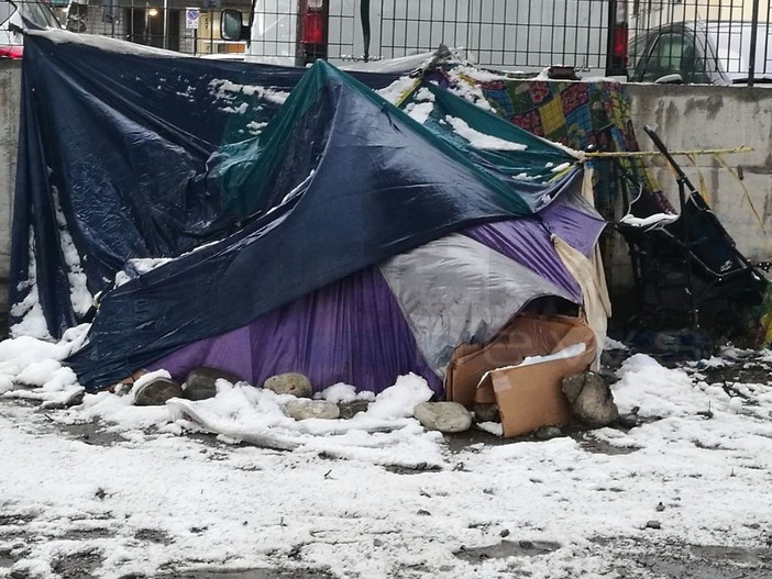 Ventimiglia: il quartiere di Roverino sotto la neve, ma i migranti lungo il Roja restano nei loro accampamenti di fortuna (Foto) Ventimiglia: il quartiere di Roverino sotto la neve, ma i migranti lungo il Roja restano nei loro accampamenti di fortuna (Foto)