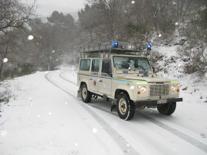 La protezione civile di Cervo libera alcune persone bloccate dalla neve tra Villa e Tovo Faraldi
