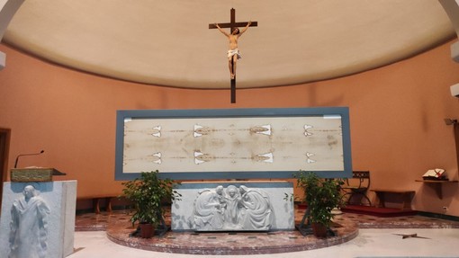 Imperia, alla 'Sacra Famiglia' l'Ostensione della copia della Santa Sindone. Don Paolo Pozzoli: "Un sogno che si avvera. Momento di emozione e orgoglio"