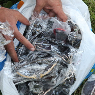 Sanremo: nuovo sequestro di griffes contraffatte (230 pezzi) al mercato di ieri