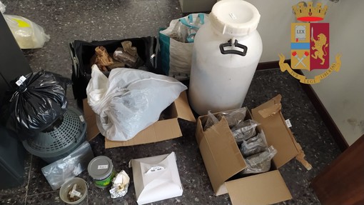 Ventimiglia: operazione antidroga della polizia, sequestrati oltre 13 kg di stupefacente trovati in numerosi nascondigli Ventimiglia: operazione antidroga della polizia, sequestrati oltre 13 kg di stupefacente trovati in numerosi nascondigli