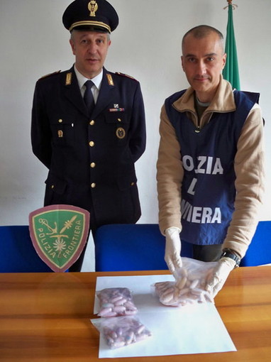 Ventimiglia: fermati due corrieri, avevano ingerito 1,5 kg di cocaina destinata alle discoteche