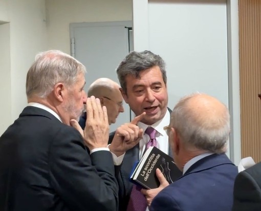 Regione, è subito scontro Orlando-Bucci: “Ennesima brutta figura”, e il presidente interrompe l’intervista del consigliere (video) Regione, è subito scontro Orlando-Bucci: “Ennesima brutta figura”, e il presidente interrompe l’intervista del consigliere (video)