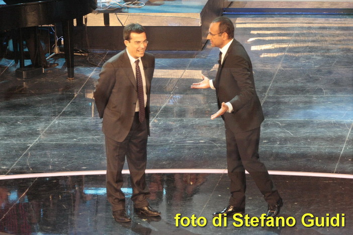 Giovanni Floris sul palco dell'Ariston domenica scorsa
