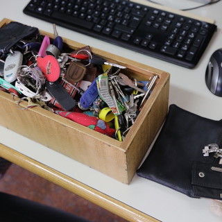 Taggia: viaggio nell'ufficio oggetti smarriti della Polizia Locale, ecco che cosa abbiamo trovato