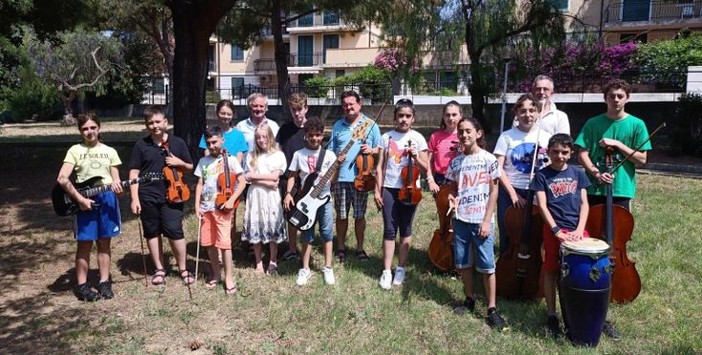 Sabato sera saggio musicale della piccola orchestra San Giorgio di Cervo alla chiesa Vergine dell’Accoglienza di Andora Sabato sera saggio musicale della piccola orchestra San Giorgio di Cervo alla chiesa Vergine dell’Accoglienza di Andora