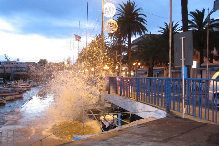Le onde causate dalla risacca arrivano sull strada del Porto Vecchio Le onde causate dalla risacca arrivano sull strada del Porto Vecchio