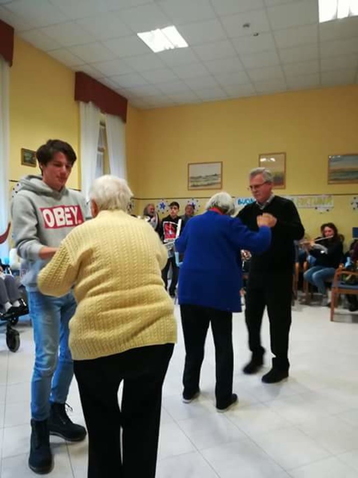 Ventimiglia: i ragazzi dell'Orchestra Filarmonica Giovanile alla Casa di Riposo di Latte (foto)