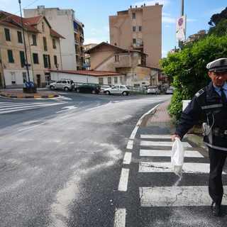 Sanremo: macchia oleosa lungo via San Francesco, due persone cadono con lo scooter