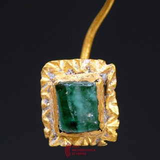 Ventimiglia, scavi alle terme di Albintimilium: rinvenuto un orecchino in oro con smeraldo incastonato Ventimiglia, scavi alle terme di Albintimilium: rinvenuto un orecchino in oro con smeraldo incastonato